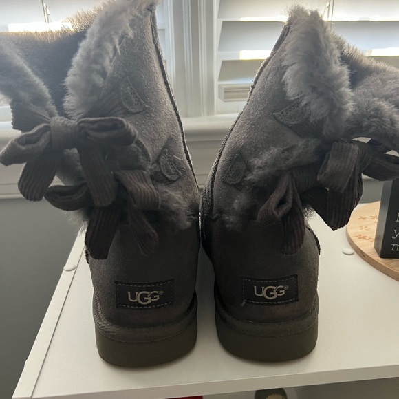 UGG Women’s Bailey Bow in grey size 10 - Picture 2 of 11